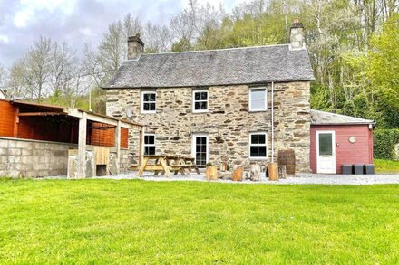 Beautiful 3 Bedroom bunkhouse, large garden, river and mountain views, perfect for groups