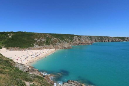 THE BEACH HUT, romantic, country holiday cottage in St Ives