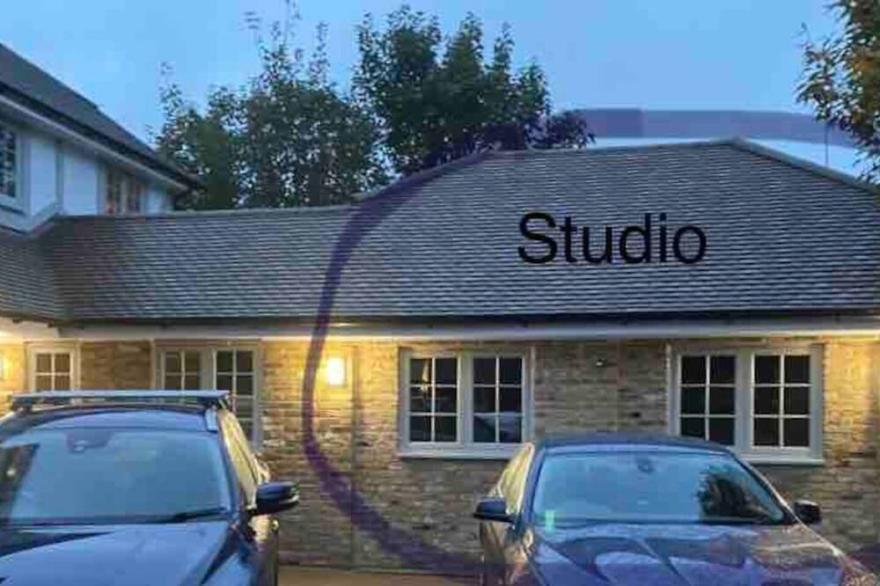 Stunning Private En-Suite Studio In Cobham