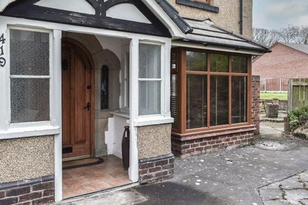 5 bedroom accommodation in Oakenholt, near Flintshire