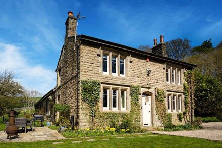 THE LODGE, family friendly, character holiday cottage in Grassington