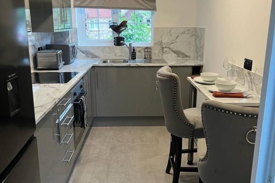 Stunning Newly Decorated Flat with Own Entrance and Garden