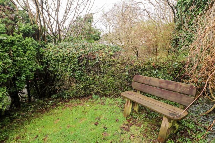 8 OAKS FIELD, pet friendly in Ambleside