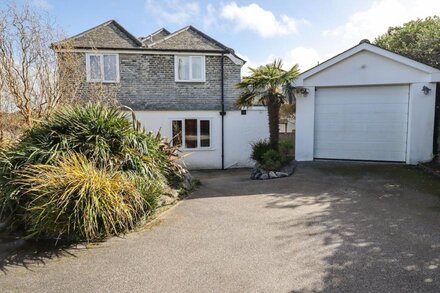 BEACHCROFT, pet friendly, luxury holiday cottage in Carbis Bay