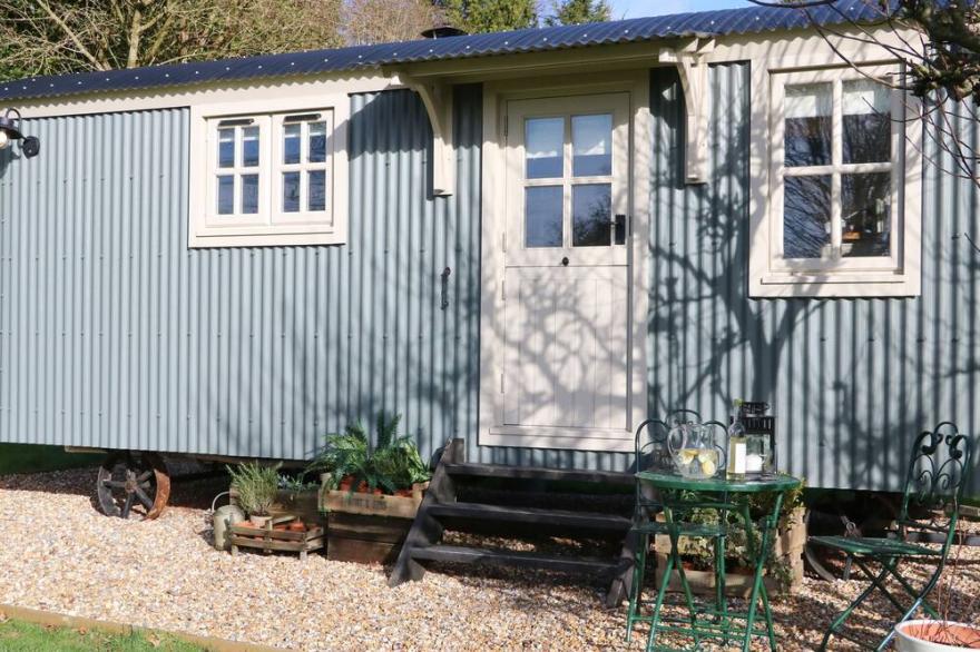 GIBSON'S HUT, Romantic, Luxury Holiday Cottage In Alresford