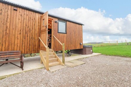 HILLCREST SHEPHERDS HUT, romantic, with hot tub in Chipping