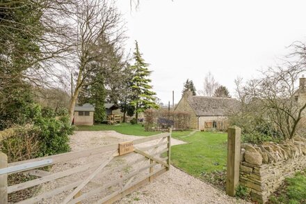 FIVE MILE HOUSE BARN, pet friendly, with open fire in Cirencester