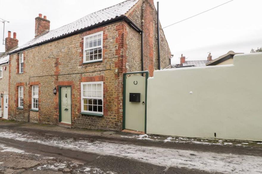 GRANARY COTTAGE, Family Friendly, With Open Fire In Warminster