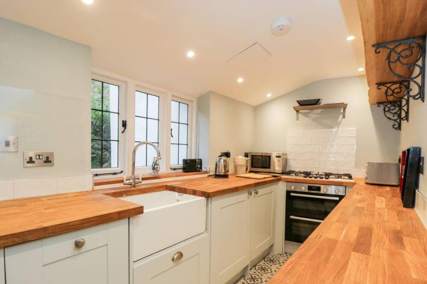FOXDEN, family friendly, character holiday cottage in Sherborne