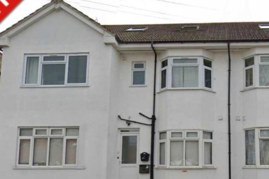 Lovely 4-Bed Apartment In Harrow
