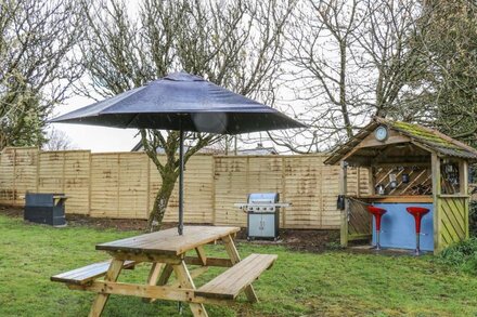 THE CART HOUSE, family friendly, with hot tub in Dobwalls