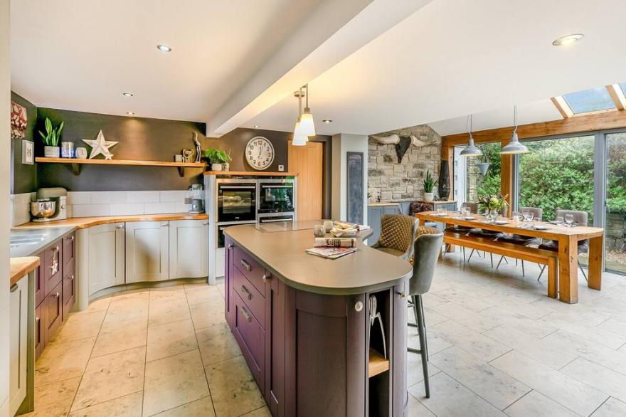 5 bedroom accommodation in Slaithwaite, near Huddersfield