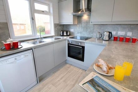 2 bedroom accommodation in Milford-on-Sea, Nr Lymington