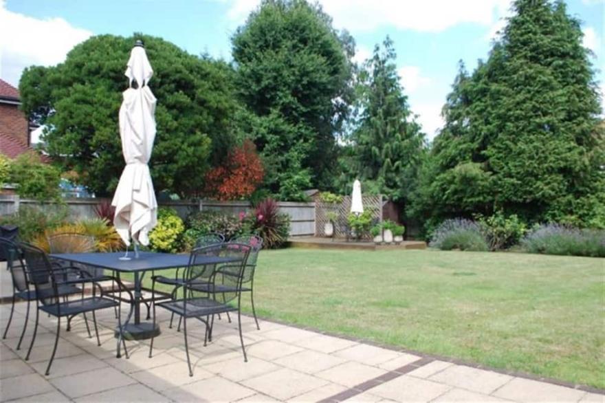 Beautiful 4 Bedroom London House in Twickenham - Private Parking. Garden