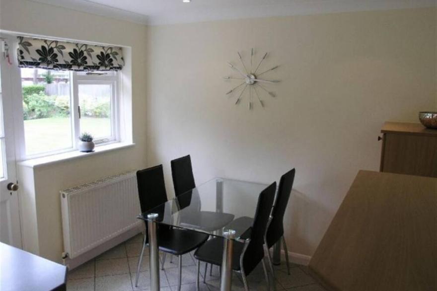 Beautiful 4 Bedroom London House in Twickenham - Private Parking. Garden