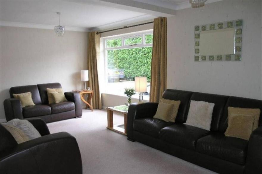 Beautiful 4 Bedroom London House in Twickenham - Private Parking. Garden