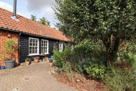 COURTYARD COTTAGE, POPLAR FARM BARN, romantic in Saxmundham