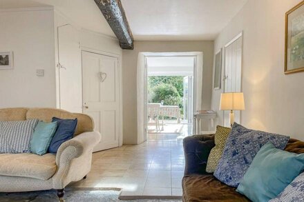 GREENHILLS COTTAGE, pet friendly, character holiday cottage in Bruton