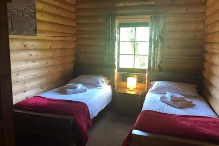 The Tweed Log Cabin, Northumberland with Private Hot Tub