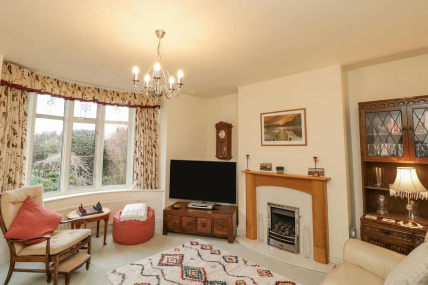 CLOVER LEAF, pet friendly, character holiday cottage in Guisborough