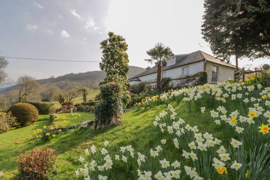 BODRIW, pet friendly, character holiday cottage in Harlech