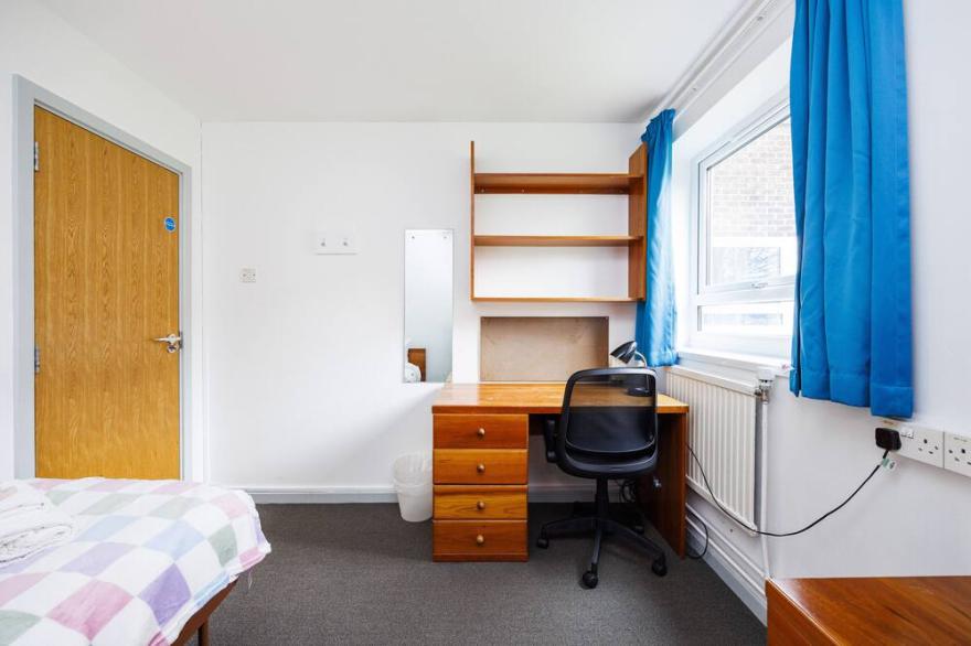 Charming Room Near Highfields Park