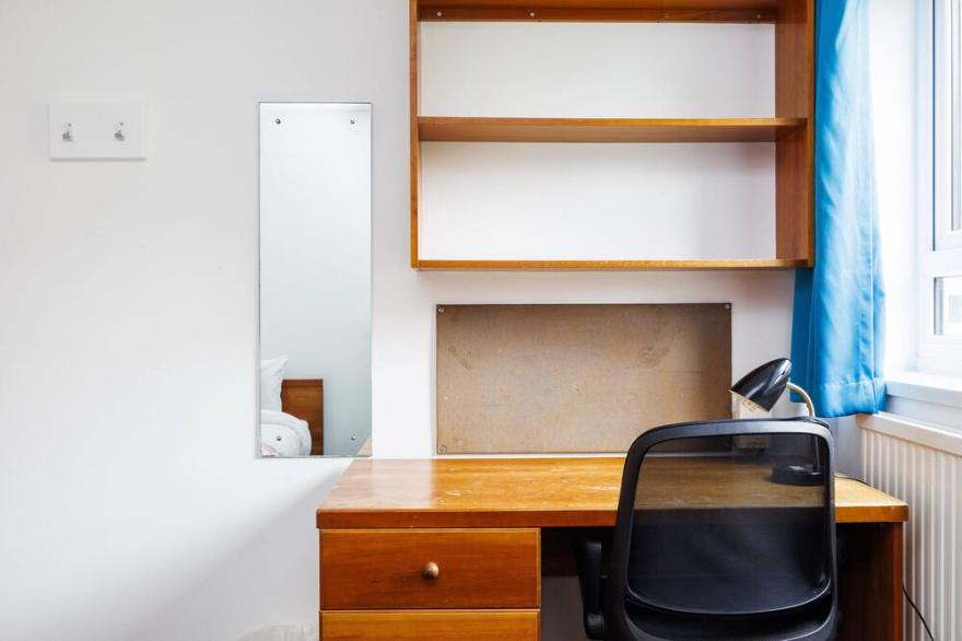 Charming Room Near Highfields Park