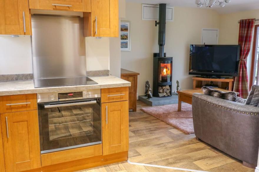 ORCABER FARM RETREAT, character holiday cottage in Austwick