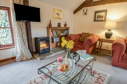 CHURN HOUSE, pet friendly, character holiday cottage in Dewlish