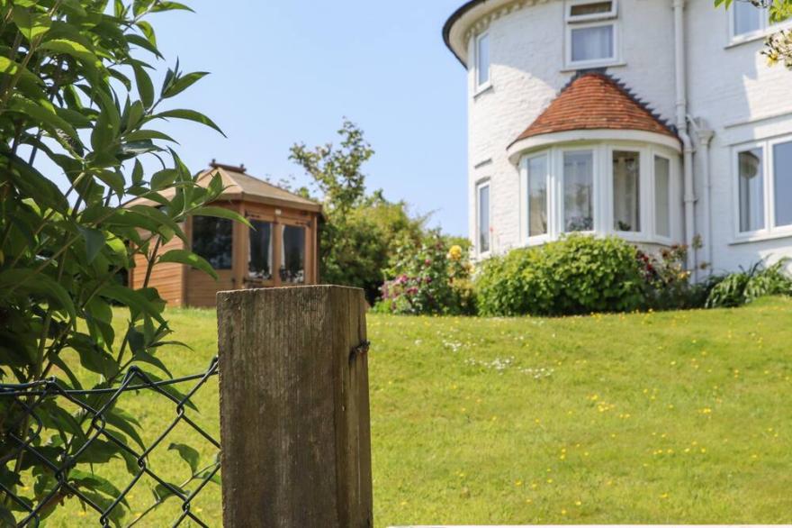 HOP HOUSE, Pet Friendly, Character Holiday Cottage In Three Oaks