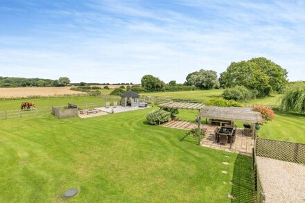 STUBBS GRANGE BARN, family friendly in Askern, Yorkshire