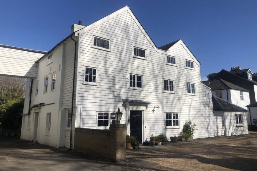 Former 9 bedroom hotel now a fabulous holiday home for up to 20 guests at St Margaret’s at Cliffe