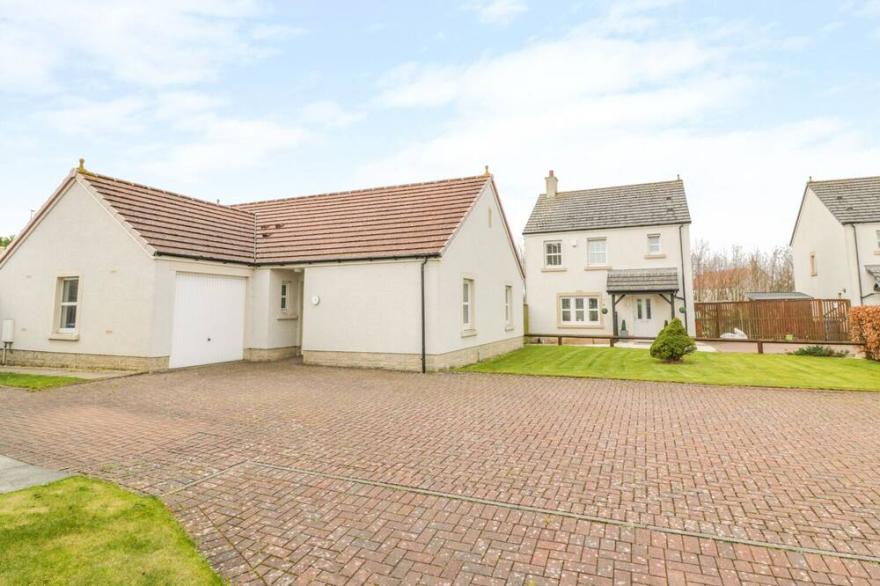 BRIGHT AND BEAUTIFUL, pet friendly, country holiday cottage in Ayr