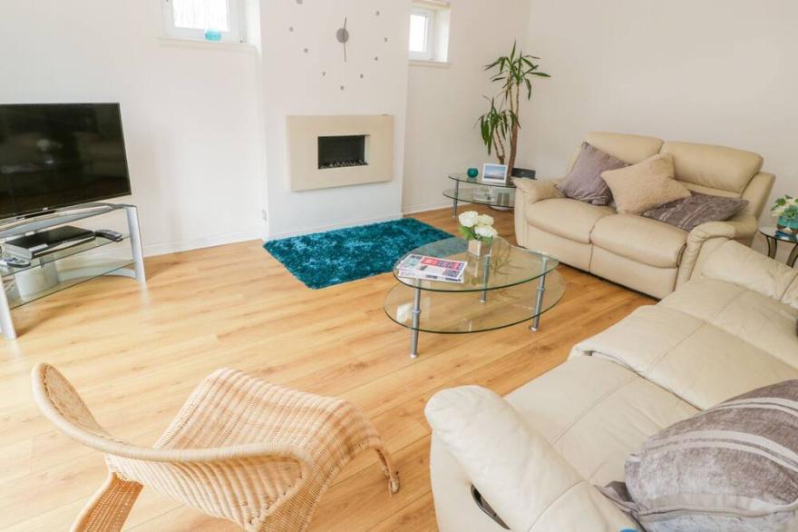 BRIGHT AND BEAUTIFUL, pet friendly, country holiday cottage in Ayr