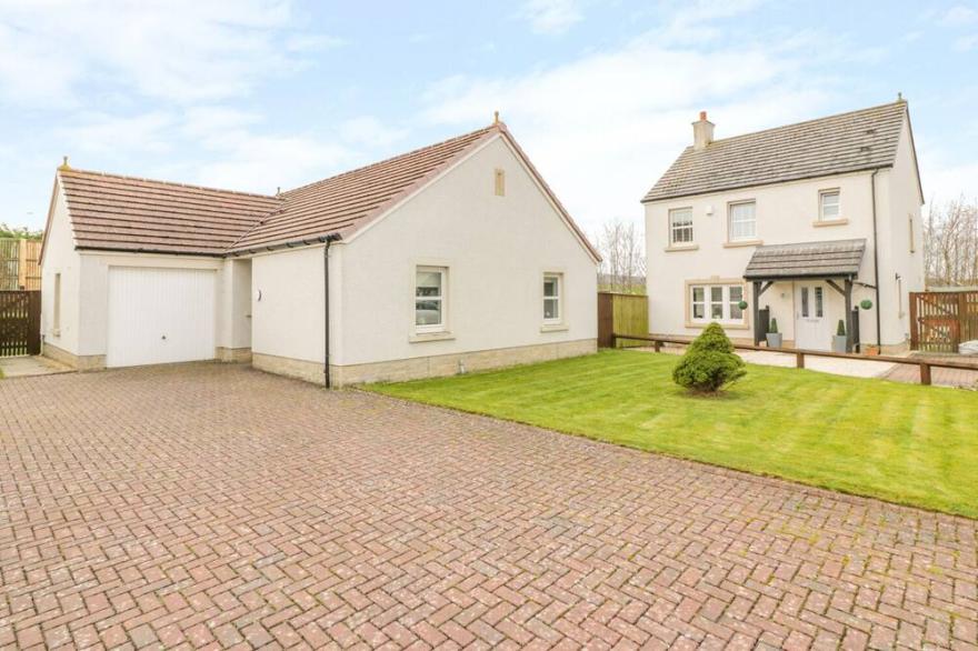 BRIGHT AND BEAUTIFUL, Pet Friendly, Country Holiday Cottage In Ayr