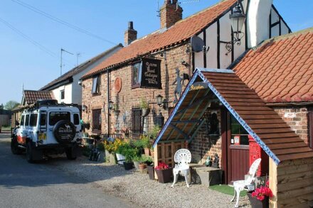 QUIRKY COTTAGE SLEEPING 8 YARM B&B S/C ADJOINING FOX COVERT PUB YARM