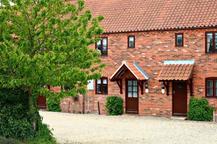 Norfolk Country Cottage With Lakeside Views