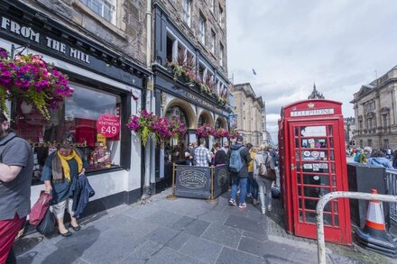 Writers View - Fun views overlooking pedestrian square nr Castle