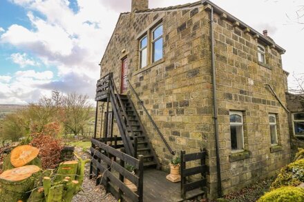 HIGHVIEW, pet friendly, with a garden in Haworth