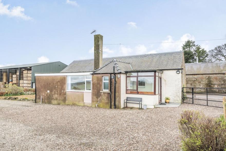 STEADING COTTAGE, pet friendly, with a garden in Kirriemuir