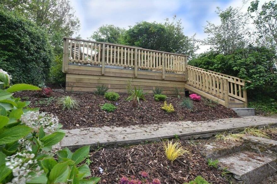 Berry Sleeps 7-9 | Hot Tub*, Log Burner & Dog Friendly