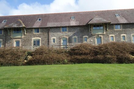 2 Bedroom (Family and Dog Friendly) Victorian Grade ll stable conversion