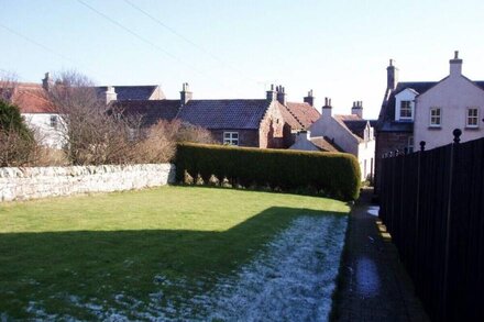 Traditional Cottage with large garden and patio, Near harbour