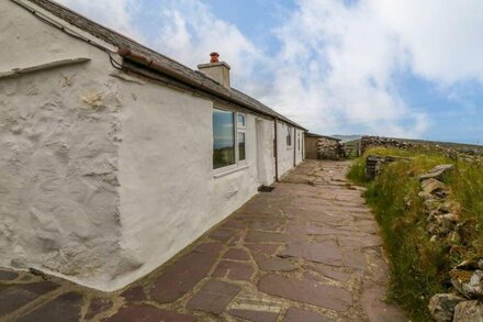 BRYN DERWEN, family friendly, with open fire in Penygroes