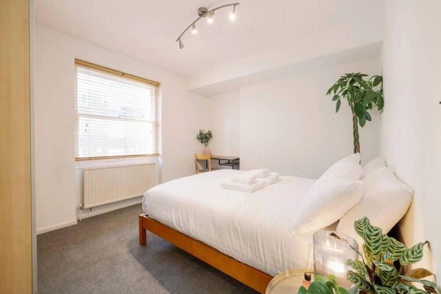 Trendy flat near Hype Park and Portobello Market