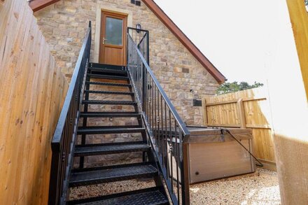 ORCHARD, pet friendly, with hot tub in Scorton