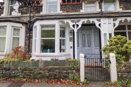 THE BAY COTTAGE, pet friendly, character holiday cottage in Ambleside