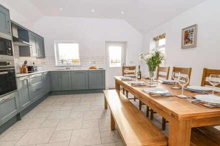 YR HEN FEUDY, family friendly, luxury holiday cottage in Moelfre