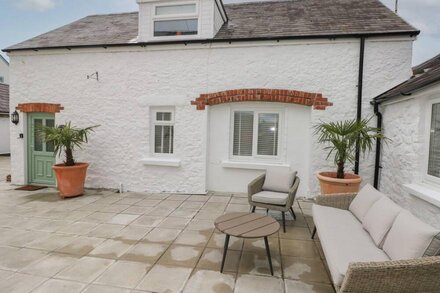 BLUEBELL COTTAGE, pet friendly, with a garden in Manorbier