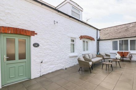 ROSEMARY COTTAGE, pet friendly, with a garden in Manorbier